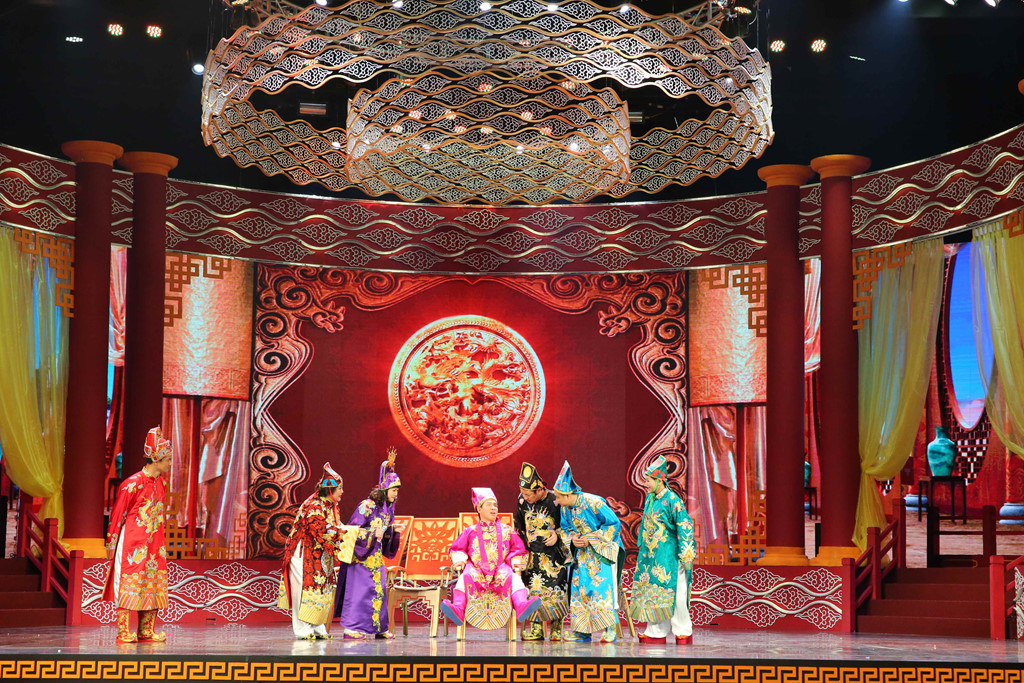 Táo Y tế đeo cánh thiên thần, Tự Long không ngừng livestream